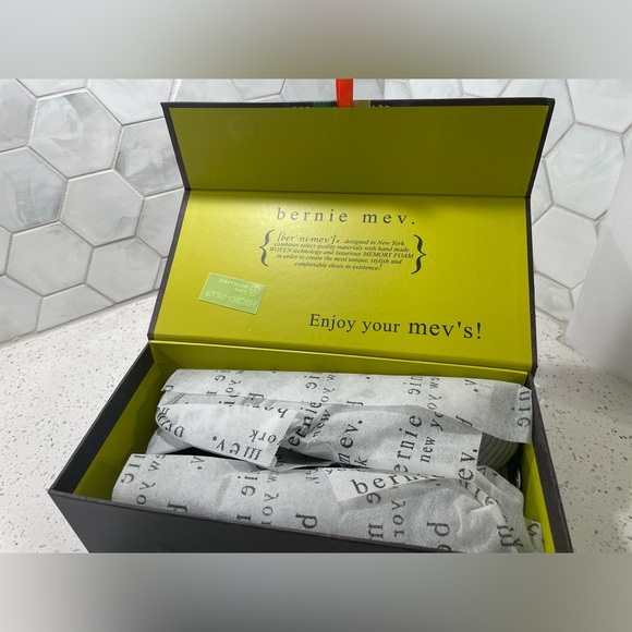 Bernie Mev Womans NIKKI Comfort SlipOns Sz 7.5 Knit Ballet Flats Light Gray NEW - Picture 2 of 12